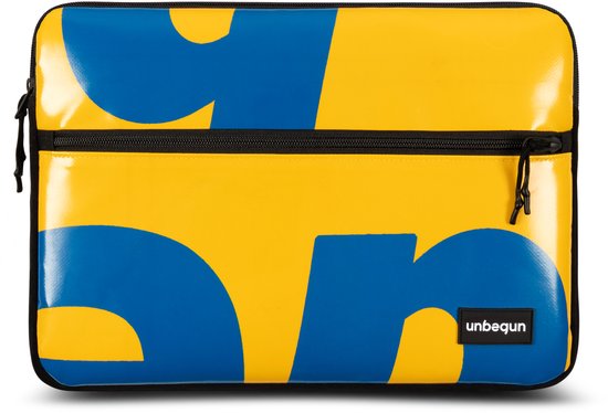 Housse d'ordinateur portable jaune avec de grandes lettres bleues et une poche zippée noire.