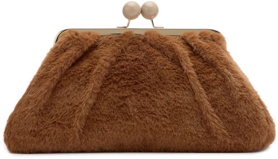 Bruine, ruchesvormige clutch van nepbont met gouden frame en ronde knopen.