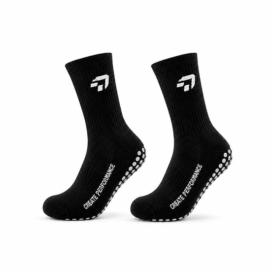 Chaussettes de sport noires Create Performance avec texte blanc 'CREATE PERFORMANCE' et picots antidérapants sous le pied.