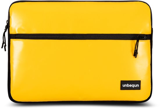 Housse d'ordinateur portable jaune avec une fermeture éclair noire et le logo Unbegun en bas à droite.