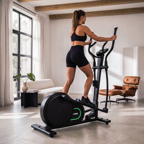 Vrouw op een zwarte VirtuFit crosstrainer met een groen verlichte zijkant.