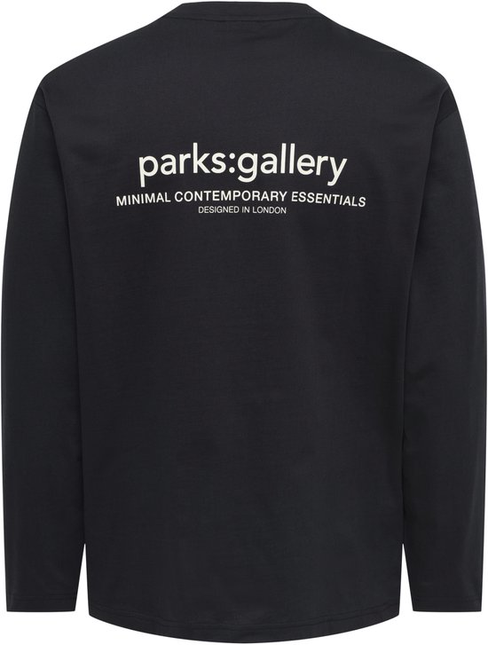 Zwarte longsleeve met 'parks:gallery MINIMAL CONTEMPORARY ESSENTIALS DESIGNED IN LONDON' op de rug.