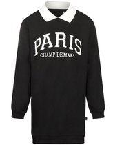 Zwart jurkje met lange mouwen, witte kraag en de tekst 'PARIS CHAMP DE MARS' op de voorkant.