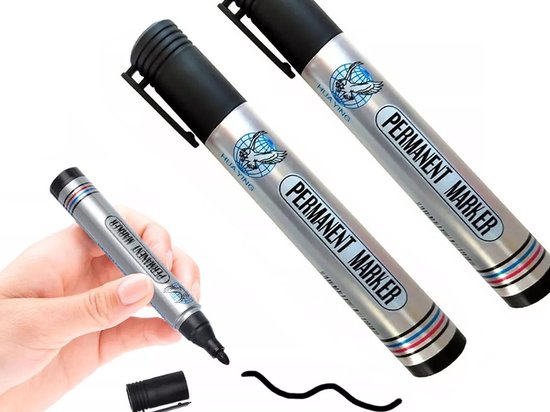 Twee permanente markers in zilver met zwarte dop, met een hand die een marker vasthoudt.