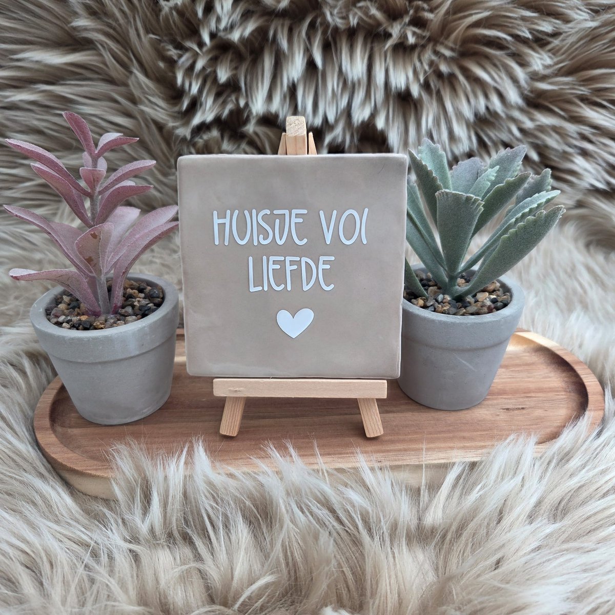 CreaCraft - Robuust tegeltje – "Huisje vol liefde" – Wanddecoratie – Cadeau voor Nieuwe Woning, Housewarming of Gezinscadeau – Vriend(in) – Trendy nu – Incl Standaard – Cadeau Idee- Brievenbuscadeau - Spreuktegel - Tegeltjeswijsheid