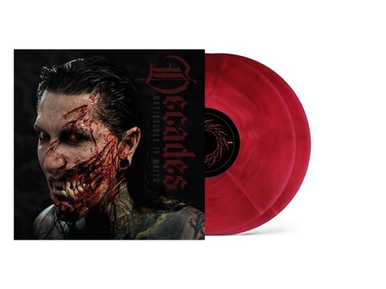 Couverture du vinyle 'Decades' avec un homme effrayant arborant sang et blessures sur le visage, à côté de deux disques vinyles rouges marbrés.