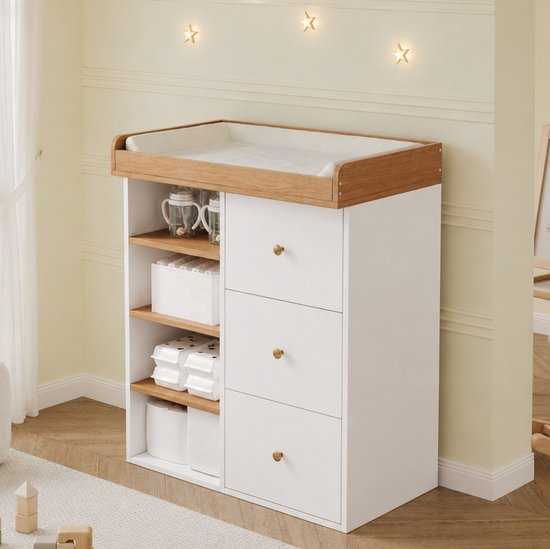 Witte 2-in-1 commode met eikenhouten afwerking, zijplanken en drie lades in een kinderkamer.