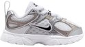 Witte sneaker met zilverkleurige panelen, zilverkleurige hielaccenten, een zwarte Nike swoosh en vetersluiting.