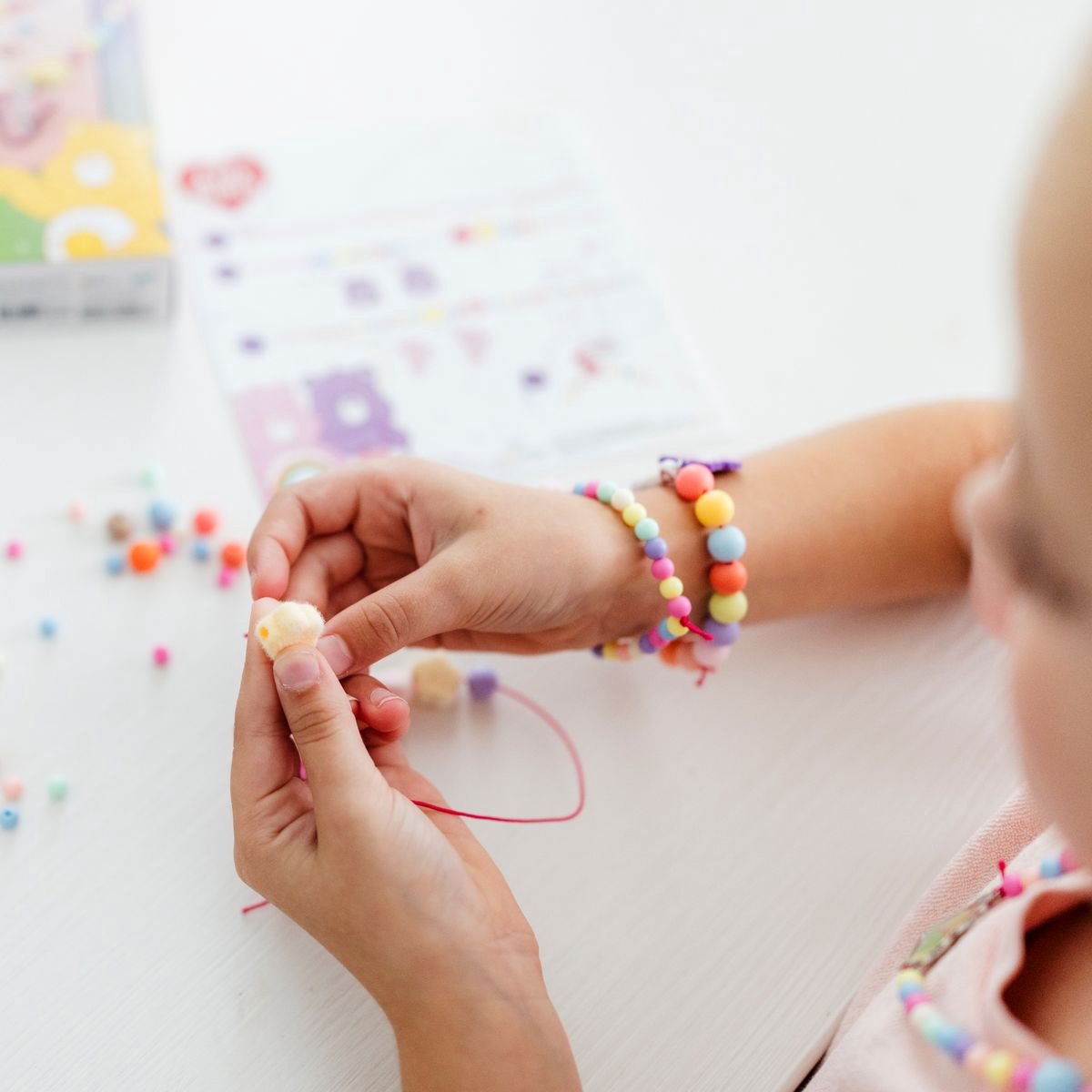 Totum Care Bears Troetelbeertjes sieraden maken 2 armbandjes en ketting - speelgoed meisjes vanaf 4 jaar cadeau tip armbandjes maken knutselen — cadeau in Spellen & Speelgoed - foto 8