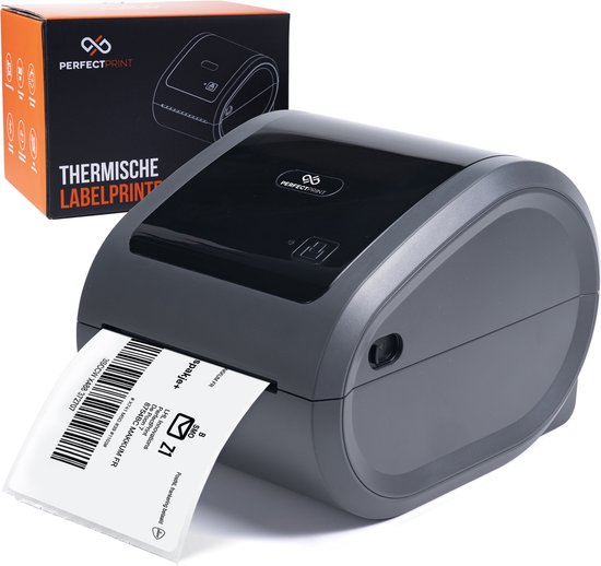 Een grijze PerfectPrint thermische labelprinter met een label dat eruit komt. De doos is ernaast.