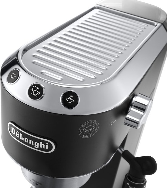 Detail van de bovenkant van een zwarte De'Longhi pistonmachine met chromen rand en bedieningsknoppen.