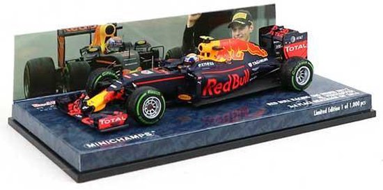 Red Bull RB12 racewagen in donkerblauw met rode en gele accenten. Grote Red Bull logo's op de zijkant. "3rd Place Brazilian GP 2016" op de display.