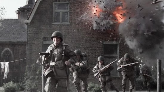 Militairen rennen voor een exploderende bakstenen huis, mannen dragen uniformen en helmen.