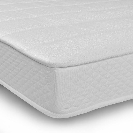 Detail van de hoek van een wit matras met een gestikt ruitpatroon aan de zijkant en een zacht glanzende toplaag.