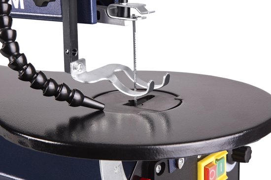 Close-up van het zaagblad en de tafel van een blauwe FERM figuurzaagmachine.