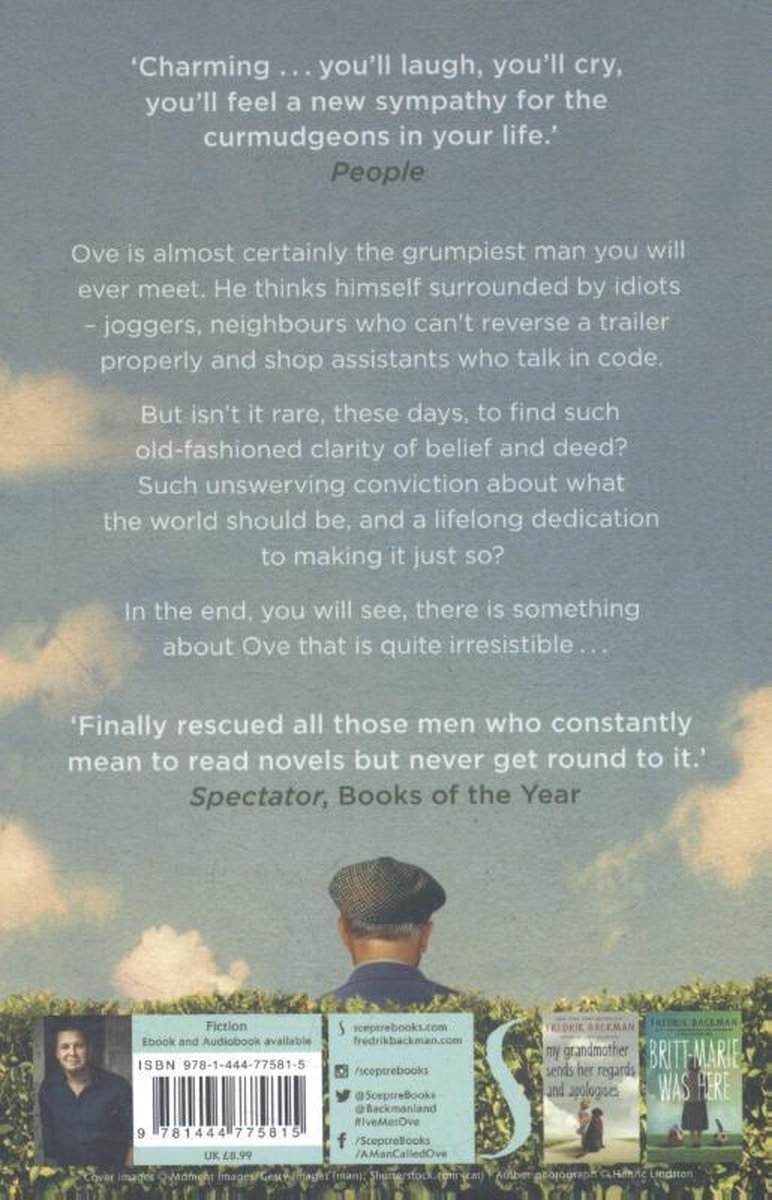 Achterkant van het boek 'A Man Called Ove'. De achterflap toont citaten en informatie over het boek, met dezelfde man en kat op de achtergrond.