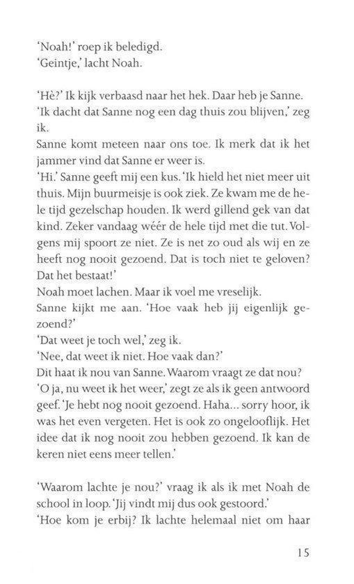 Tekst met dialoog. Een pagina uit een boek met zwarte tekst op een witte achtergrond.