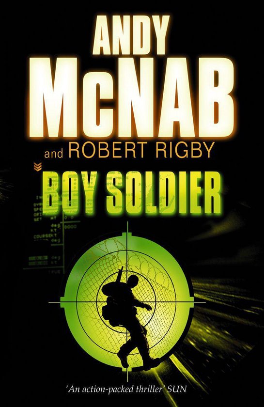 Boekcover met de titel 'Boy Soldier' van Andy McNab en Robert Rigby. Een silhouet van een soldaat met rugzak is zichtbaar in een groen vizier.