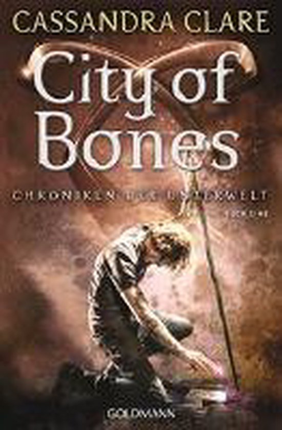 Boekomslag van 'City of Bones' door Cassandra Clare, met een jongeman die knielt met een lichtgevend voorwerp.