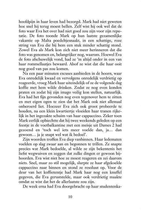 Eva en Mark liggen op het strand. Eva draagt een bikini, Mark een zwembroek.