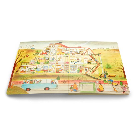 Dubbele pagina uit een winterboek met een doorsnede van een huis en een bushalte.