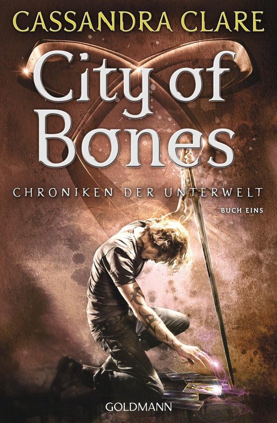 Boekomslag van City of Bones. Een jongeman met tatoeages knielt met een zwaard. De titel is in grote witte letters.