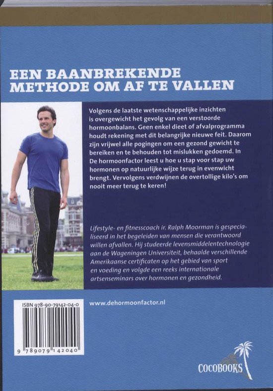 Boekomslag met een man in blauw shirt en zwarte broek die lachend naast de tekst staat.