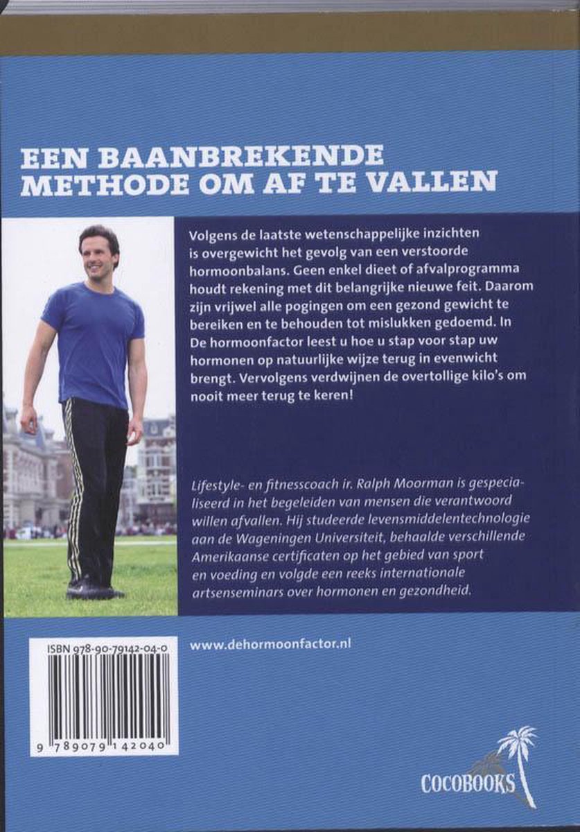 Boekomslag met een man in blauw shirt en zwarte broek die lachend naast de tekst staat.