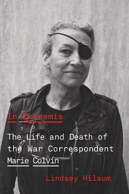 Zwart-witportret van Marie Colvin met ooglapje, auteur Lindsey Hilsum, titel In Extremis: Het leven en de dood.