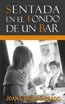Sentada en el fondo de un bar