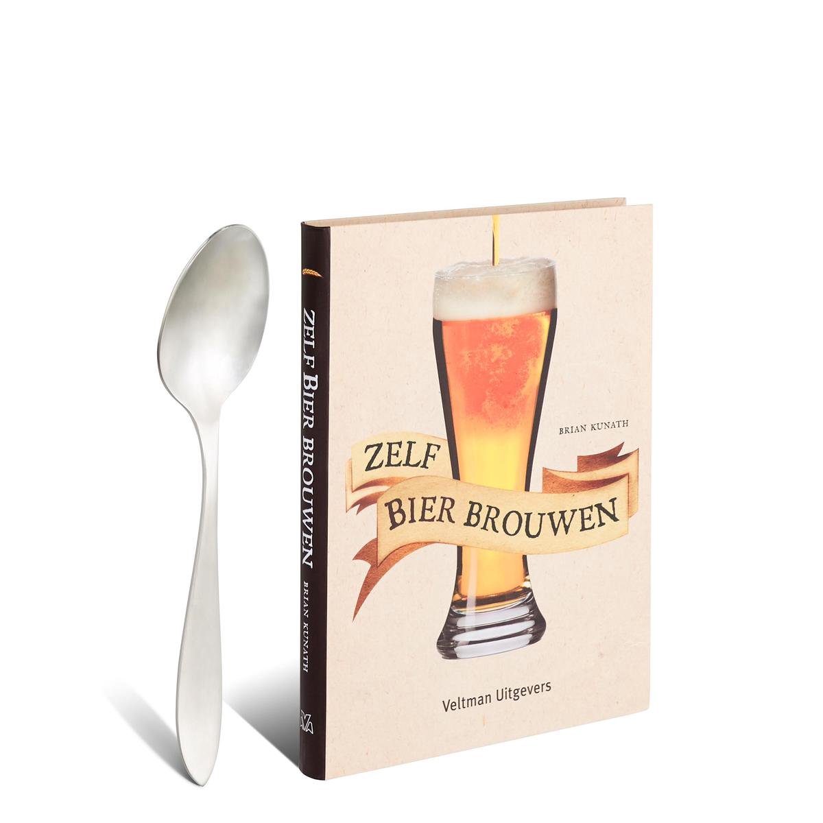 Boek met de titel Zelf Bier Brouwen, met een illustratie van een glas bier en een zilveren lepel.