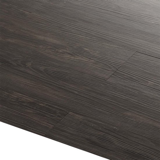 Gedetailleerd, schuin zicht op de donkerbruine PVC vloerplank met een voelbare houtnerf.