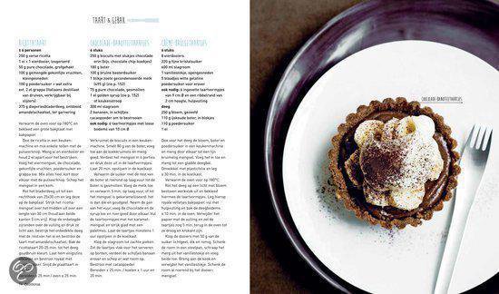 Chocolade taart met banaan en slagroom, op een wit bord met een vork ernaast.