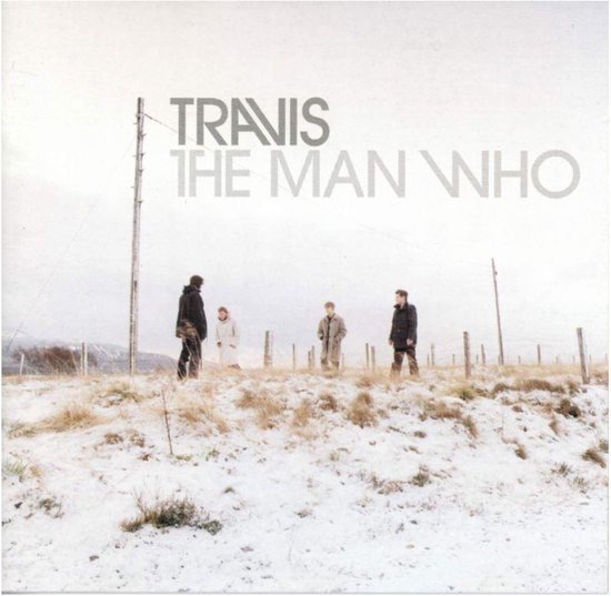 Vier mannen met winterjassen staan op een besneeuwde heuvel bij een hek. Travis - The Man Who.