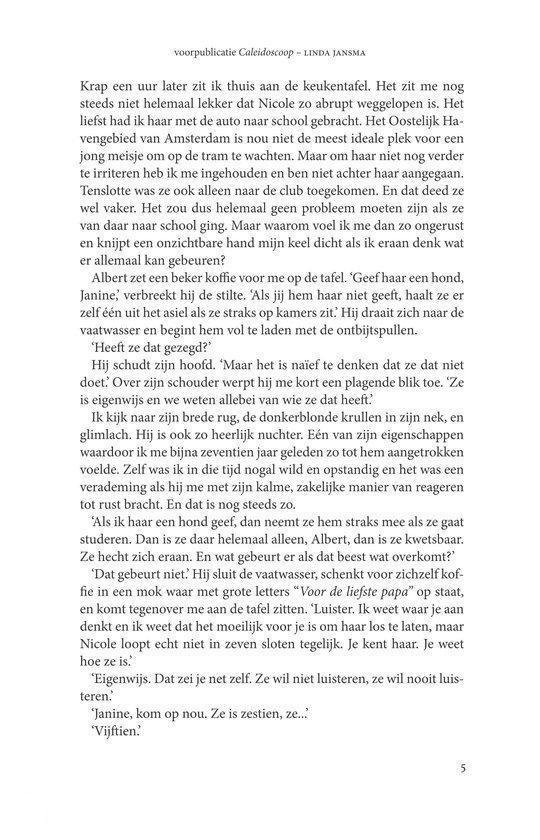 Een vrouw met lang blond haar staand in een keukengang, kijkt over haar schouder. Ze draagt een trui en een ketting. Achtergrond van een interieur met witte kasten.