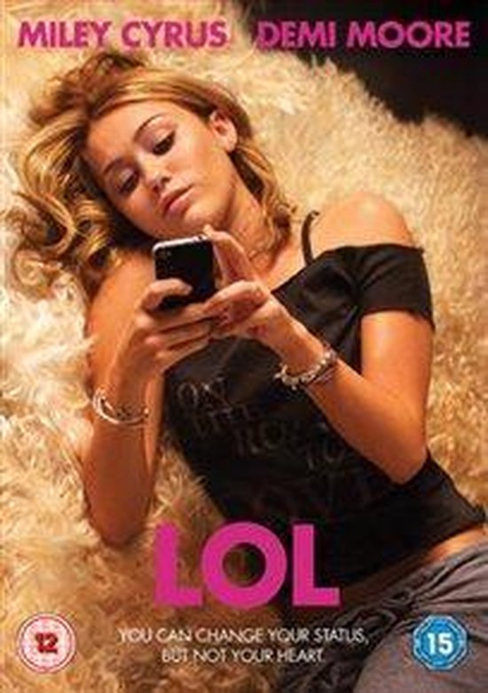 Miley Cyrus ligt op een vacht, kijkend naar haar telefoon. LOL.