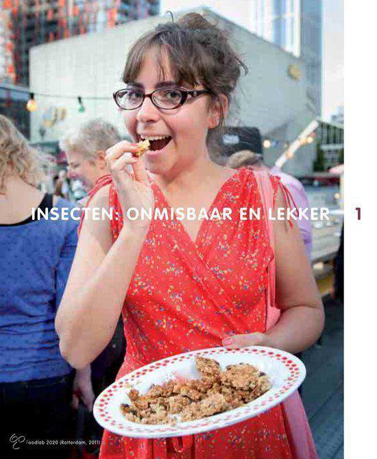 Vrouw met bril eet insecten van een bord.