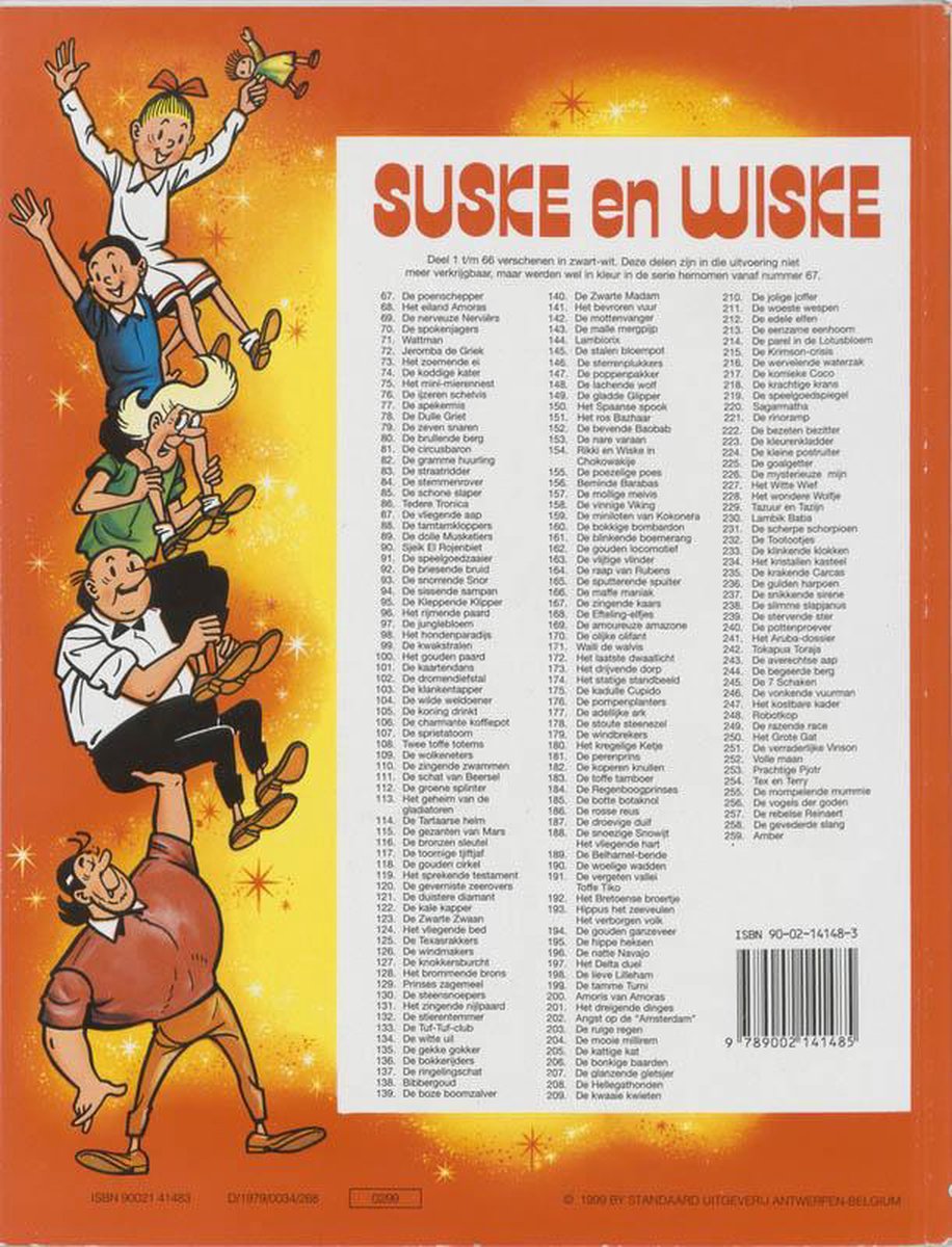 Suske en Wiske. Oranje achterkant met de hoofdfiguren gestapeld en een lijst van titels van Suske en Wiske-albums.