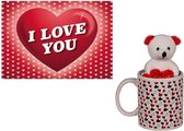 Witte koffie/thee mok met knuffelbeertje en romantische valentijnskaart