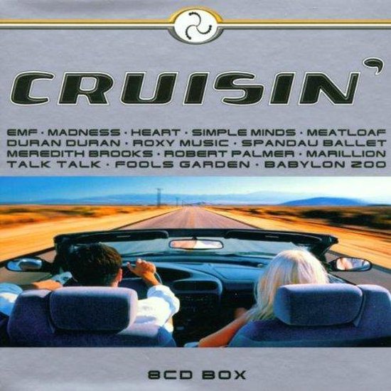 Cd-hoes met cabriolet die op een woestijnweg rijdt. Tekst 'CRUISIN' 8CD BOX'.
