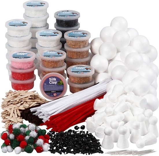 Een grote collectie knutselmaterialen, waaronder potjes witte, zwarte, bruine en rode klei, bolletjes schuim, decoraties en pijpenragers.