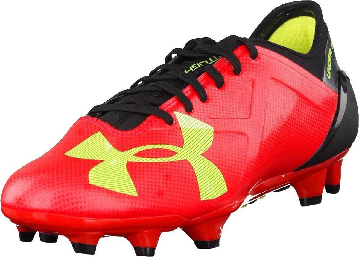 Under Armour voetbalschoenen in Rocket Red met High-Vis Yellow details, maat 41, ontworpen voor stabiliteit en veiligheid.