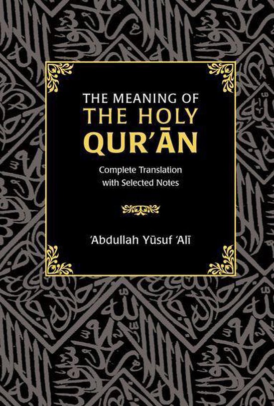 Boek: "The Meaning of the Holy Qur'an" door 'Abdullah Yūsuf 'Alī. Zwarte kaft met gouden ornamenten en Arabische kalligrafie.