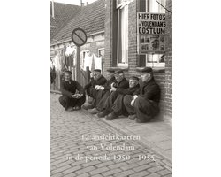 Wenskaarten Set - Volendam - 12 ansichtkaarten van oud Volendam in de periode 1950 - 1955. Afbeeldingen met klederdracht, de haven met vissersboten, jongeren poserend op de kermis, wasgoed hangend over een straat met oude benzinepompen e.a.