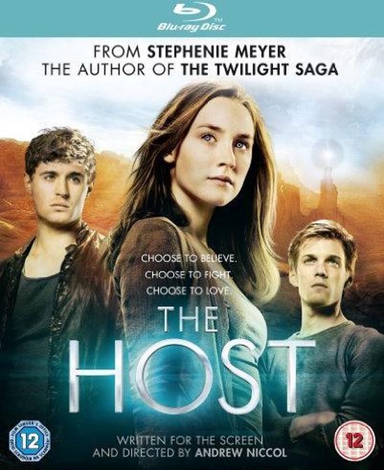 Drie jongeren kijken ernstig. Saoirse Ronan is in het midden.