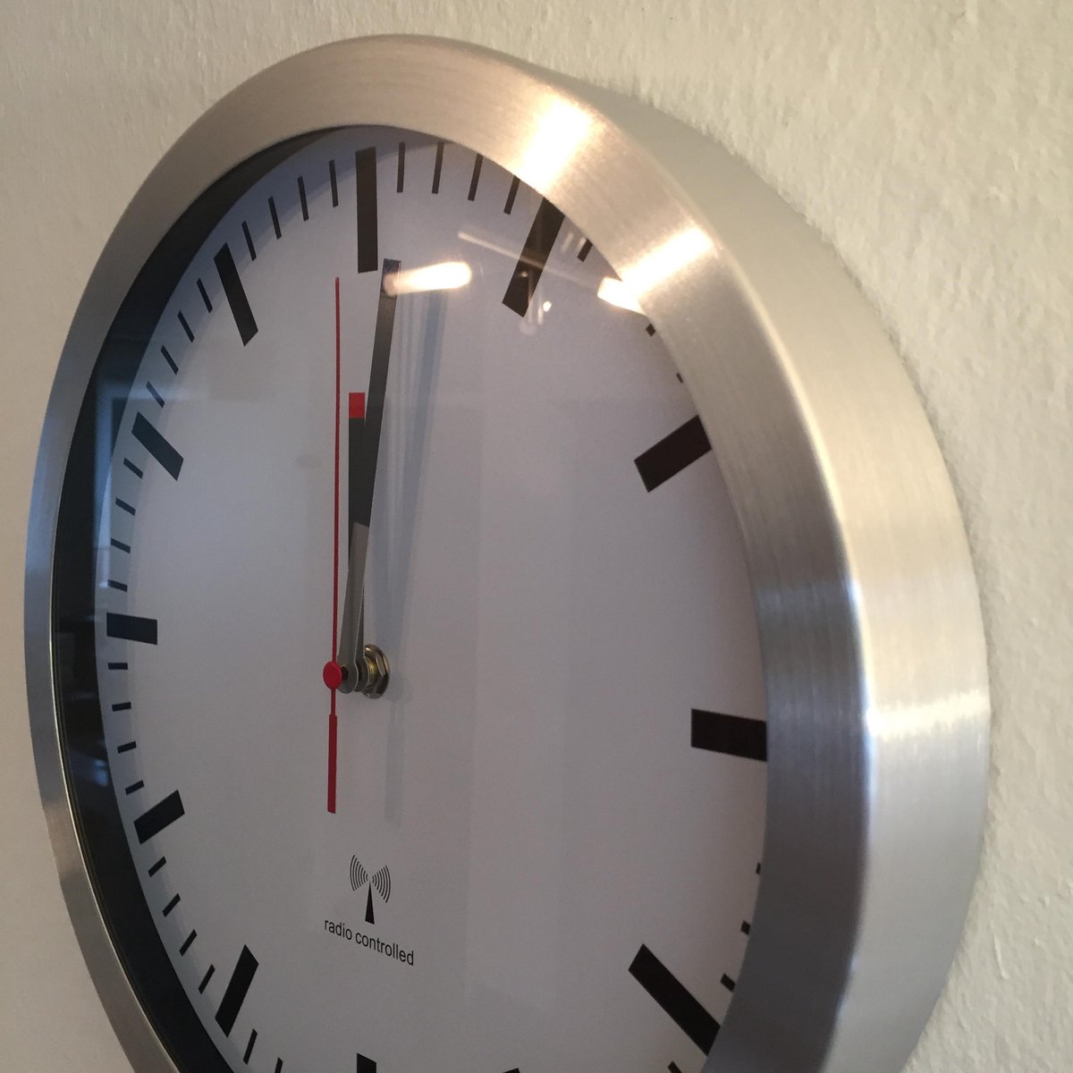 TFA Dostmann 60.3528.02 Wandklok Zendergestuurd 300 Mm X 45 Mm Aluminium Slepend Uurwerk Geluidsloos 1763318
