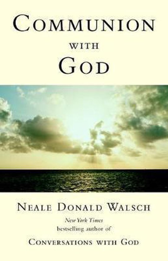 Boek 'Communion with God' van Neale Donald Walsch, met een zonsondergang boven de oceaan op de cover.