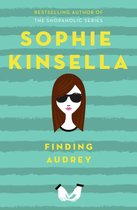 Boekomslag met de titel 'Finding Audrey' van Sophie Kinsella, met een gestileerde vrouw met zonnebril op een gestreepte achtergrond.