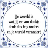 Tegeltje met Spreuk (Tegeltjeswijsheid): De wereld is wat jij er van denkt; denk dus iets anders en je wereld verandert + Kado verpakking & Plakhanger