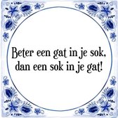 Tegeltje met Spreuk (Tegeltjeswijsheid): Beter een gat in je sok, dan een sok in je gat! + Kado verpakking & Plakhanger